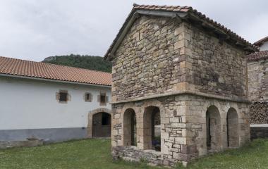 Horreo de piedra visto de atras en Lusarreta, Pirineo navarro, con bóvedas de arco en base.