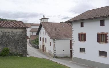 Conjunto de casas tradicionales en el pueblo de Mezkiritz.