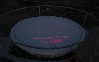 Mesa de interpretación de estrellas de San Zoilo en Cáseda, Sendero Urdina, con grabados de constelaciones.