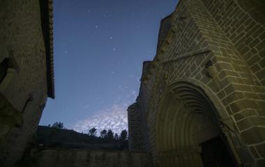 Ermita de San Zoilo en Cáseda iluminada al atardecer con cielo estrellado.