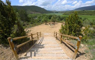 Escaleras de acceso al mirador del Paseo del Papa en el Sendero Urdina con vistas panorámicas al valle del río Aragón.