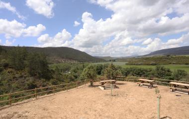 Mirador del Paseo del Papa en Sendero Urdina con vistas al valle del río Aragón y mesas de pícnic de madera.