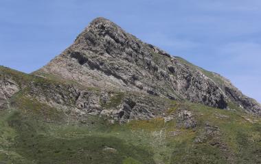 Pico Ori visto desde ladera herbácea de Pirineo Navarro.