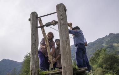 Demostración de cable aéreo histórico en Observatorio Cable de las Malloas, Gaintza, con operarios manipulando mecanismo tradicional.
