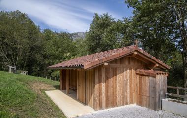 Centro de interpretación y observatorio del Cable de las Malloas en valle de Araitz, estructura de madera moderna con techo de teja roja.