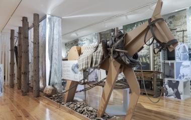 Estructura de madera en el Museo de la Almadía de Burgui, animal con arneses y cuerdas históricas de navegación fluvial.