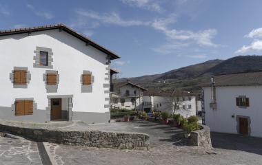 Conjunto de casas blancas tradicionales en Oitz.