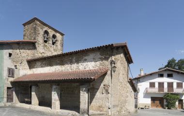 Iglesia románica rural de piedra con torre campanario de dos vanos en Olaibar, en Plazaola-Sakana-Ultzamaldea.
