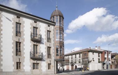 Eraikin berezia da, dorre kupulatua eta harrizko fatxada ditu Olaztin, arkitektura tradizionalez inguratuta.