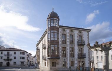 Eraikin berezia da, dorre kupulatua eta harrizko fatxada ditu Olaztin, arkitektura tradizionalez inguratuta.