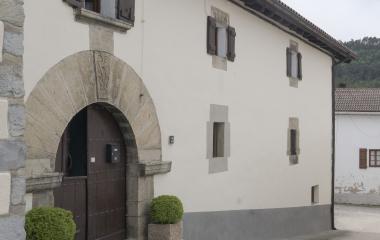 Casas tradicionales blancas en Orondritz, con calle que conecta al pueblo.