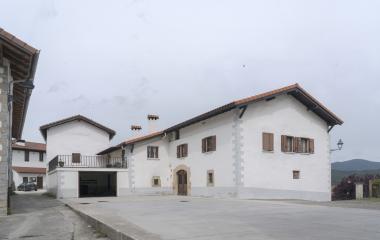 Casa tradicional blanca en plaza de Orondritz.