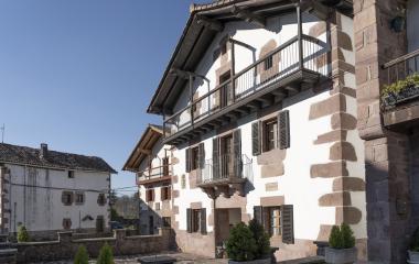 Conjunto de casas tracionales vascas en el pueblo de Oronoz.
