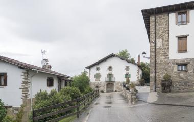 Conjunto de casas tradicionales de piedra y blacas en Osteriz, Pirineo navarro.