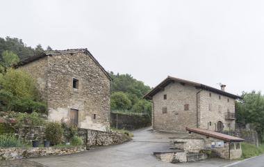 Conjunto de casas tradicionales de piedra en Osteriz, Pirineo navarro.