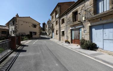 Calle de Petilla de Aragón con casas de piedra y arquitectura tradicional.