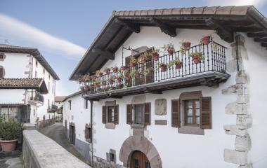 Calle estrecha con viviendas tradicionales en Almandoz.