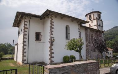 Iglesia de la Asunción de Amaiur vista desde la parte de atrás.