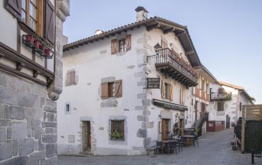 Terraza del jatetxe Burlada en una calle de Arantza