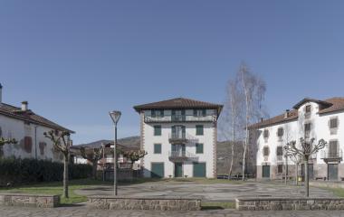 Plaza del pueblo de Arizkun rodeada de casas tradicionales.