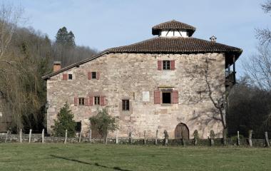 Vista de lado del palacio Jauregizarrea de Arraioz.