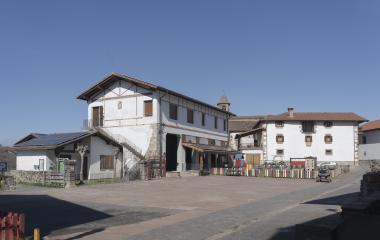 Parque en la plaza del pueblo en Berroeta.