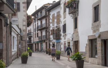 Calle con casas a los lados de Doneztebe.