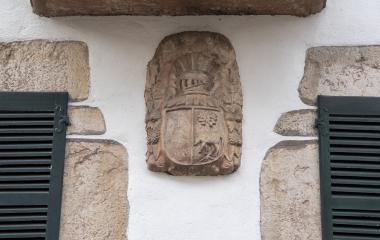 Escudo de piedra en la fachada de una casa de Doneztebe.
