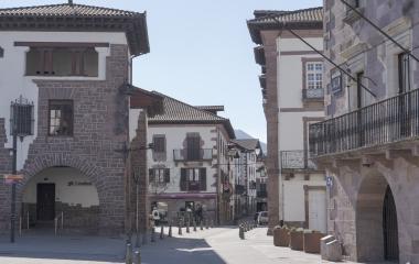 Calle que lleva al ayuntamiento de Elizondo.