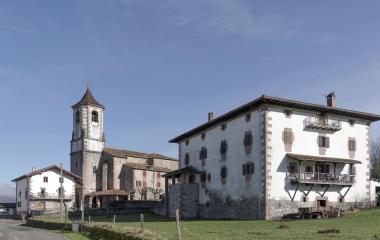 Conjunto de casas tradicionales junto a la iglesia de Gartzain.