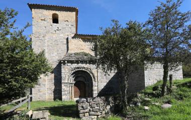 Ermita románica de Santa María de Arce en el Pirineo navarro, iglesia de piedra con torre campanario.