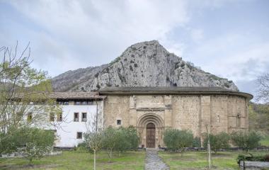 Fachada románica del Monasterio de Zamartze con portada de piedra.