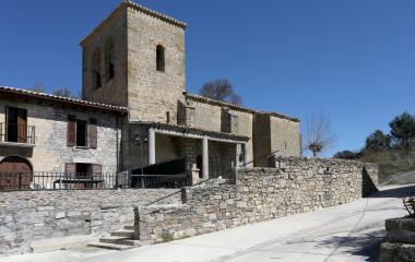 Iglesia de piedra con torre cuadrada en Romanzado, construcción medieval.