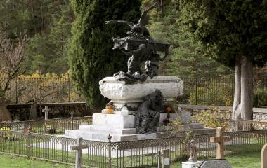 Mausoleo del tenor Julian Gayarre, en el cementerio de Roncal, rodeado de bosque y cipreses.