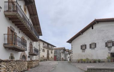 Conjunto de casas tracionales vascas en el pueblo de Salias.
