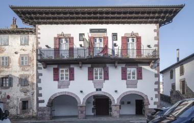 Ayuntamiento de Sumbilla de arquitectura tradicional vasca y puertas arqueadas en planta baja.