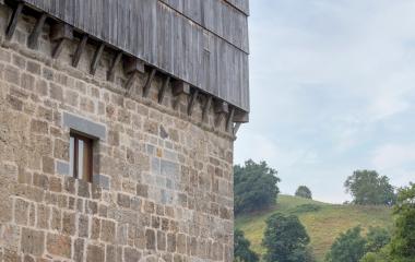 Torre medieval de piedra con tejado de madera en Donamaria.