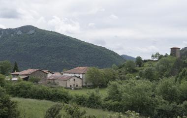 Pueblo de Urdiroz rodeado de monstes boscosos.