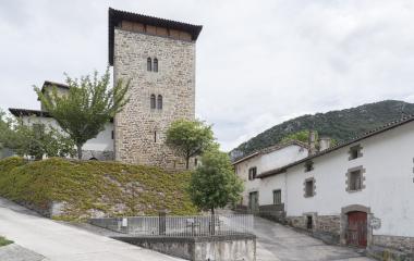 Torre de piedra entre calles y casas de Uriz, Pirineo de Navarra.