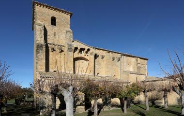 Iglesia de piedra con torre campanario en Urroz-Villa.