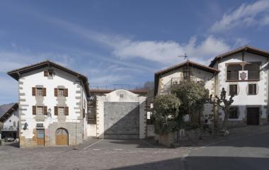 Conjunto de casas tradicionales vascas rodeando el fronton del pueblo de Urroz.
