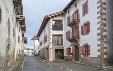Conjunto de casas tradicionales vascas en calle empedrada en Anue.