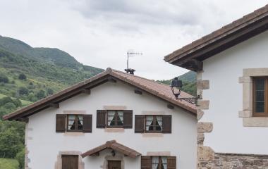 Conjunto de casas tradicionales de piedra y blanco en Villanueva de Arce en el Pirineo Navarro.