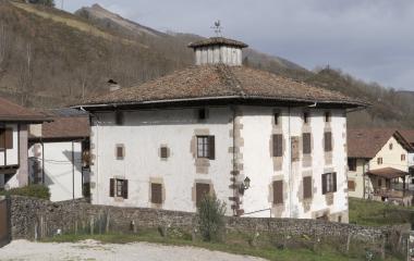 Casa tradicional de Zubieta con tejado a cuatro aguas y contraventanas de madera