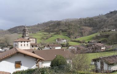 Vista general de Zubieta con iglesia y paisaje rural en ladera