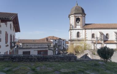 Zugarramurdiko eliza eta herriko arkitektura tradizionala