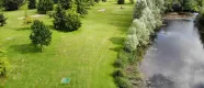 campo de golf Lizaso, valle de Ultzama, con prados verdes y bosque de fondo, en Plazaola-Sakana-Ultzamaldea.