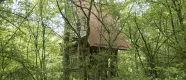 Casa de madera elevada entre bosque en Experiencia Basoa Suites, alojamiento en Larrainzar, valle de la Ultzama.
